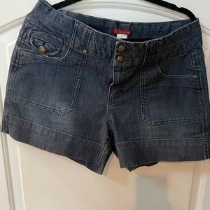 db Women’s Shorts Size 12
